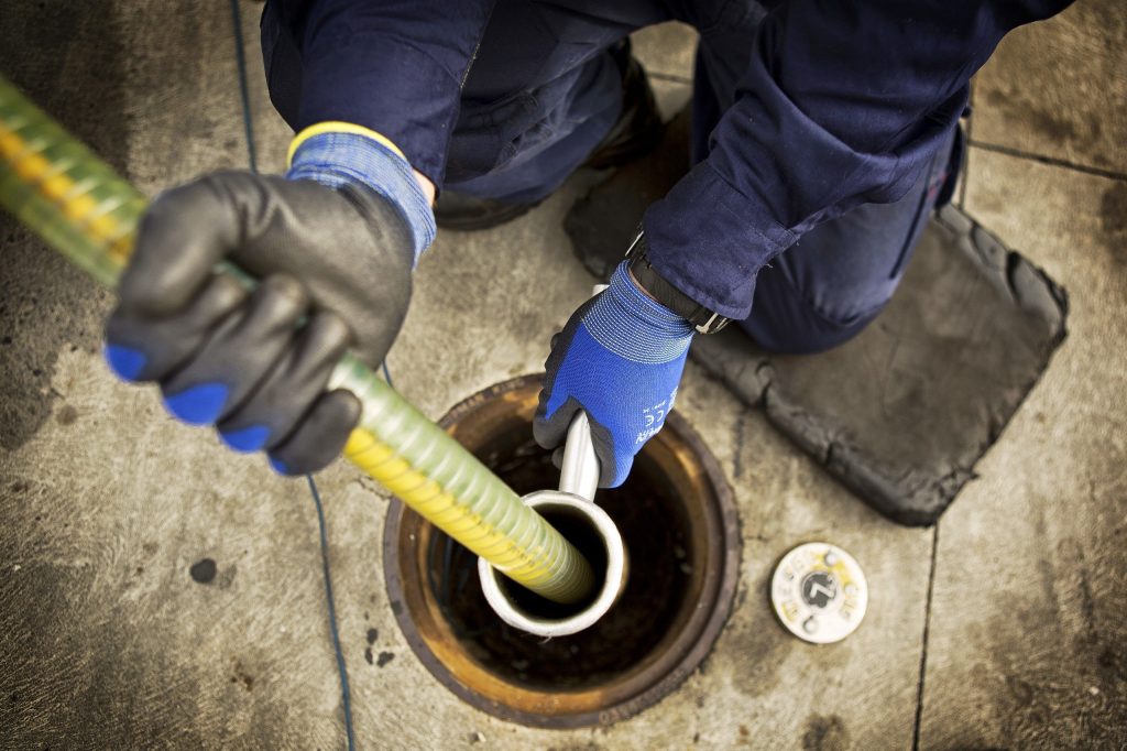 كشف تسربات خزانات المياه بالشارقة