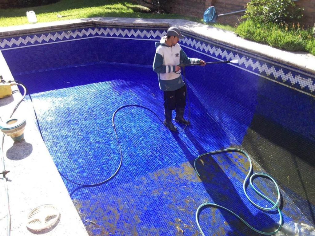 عزل المسابح بدبي