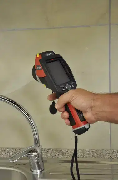 كشف تسربات المياه بدون تكسير