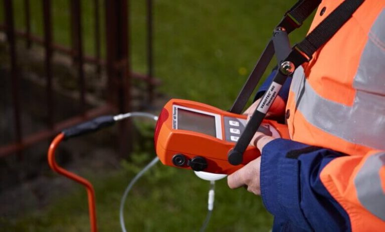 معالجة تسريب المياه تحت البلاط