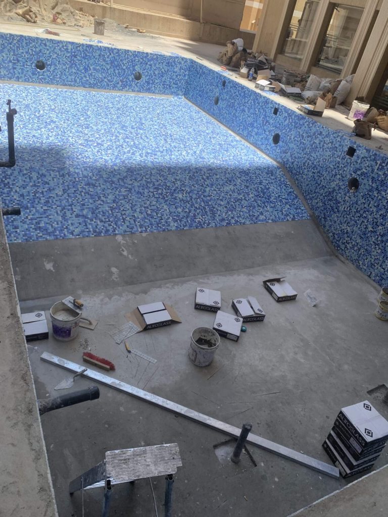 عزل احواض السباحة بعجمان